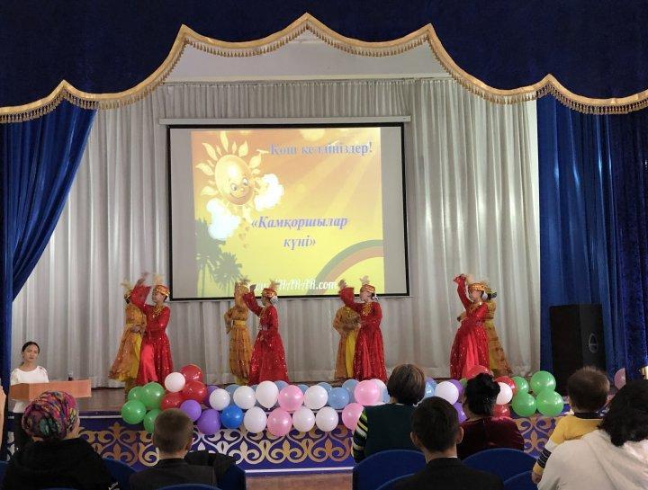 29 қазан «Қамқоршы күні» мерекесінде балаларға өз жүрегінің жылуы мен мейірімін беріп жүрген ата – аналар шақырылып құрмет көрсет