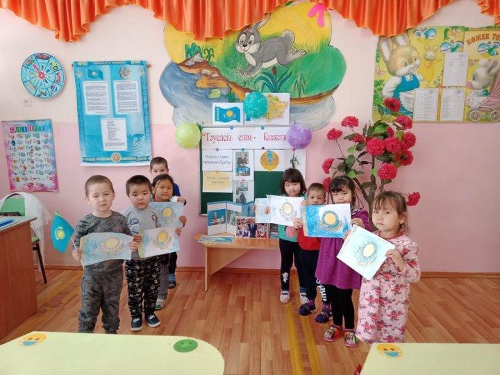 №47 «Нұрбөбек» шағын орталығы Ересек  «Шапағат» тобы Ашық  тәрбие сағаты Тақырыбы: «Тәуелсіз ел Қазақстан Мақсаты: Балалардың патриоттық және адамгершілік сезімін ояту, «Отан" туралы түсініктерін кеңейту.Туған жерге деген сүйіспеншілік сезімдерін