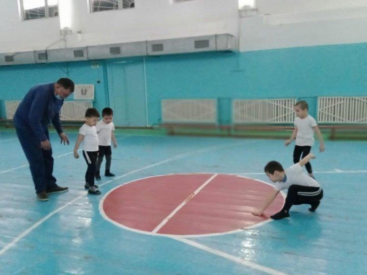 47 «Нұрбөбек» шағын  орталығы Ересек  «Шапағат» тобы Денсаулық «Дене шынықтыру» Тақырыбы: «Ұлттық ойындар» Мақсаты: «Рухани жаңғыру» бағдарламасының міндеттерін іске асыру мақсатында Ұлттық ойындар дене шынықтыру іс – әрекетінде кең қолдана отырып