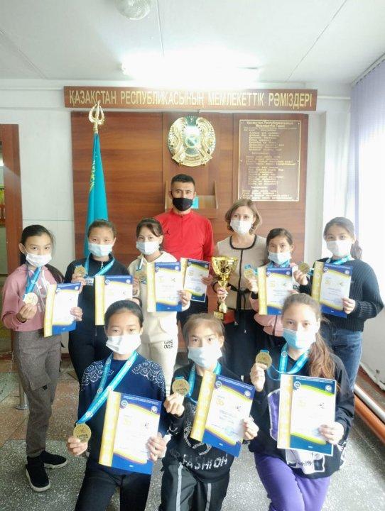 Талантты жеңімпаз оқушыларды дайындағаны үшін  "Волейбол" үйірмесінің  жетекшісі  С. Сарбасов дипломмен марапатталды.
