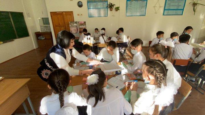 24.11.2021ж күні «Қазақ тілі мен әдебиеті сабақтарында тілдік дағдыларды дамытудағы тиімді әдіс-тәсілдер» тақырыбында қалалық семинарда еңбек өтілі – 20 жыл, педагог-сарапшы  Сапбекова Индира Төренқызы